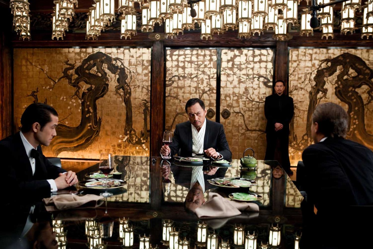 Отражения и повторения символизирую концепцию «сон внутри сна», в основе сюжета фильма «Начало», 2010. Warner Bros. 