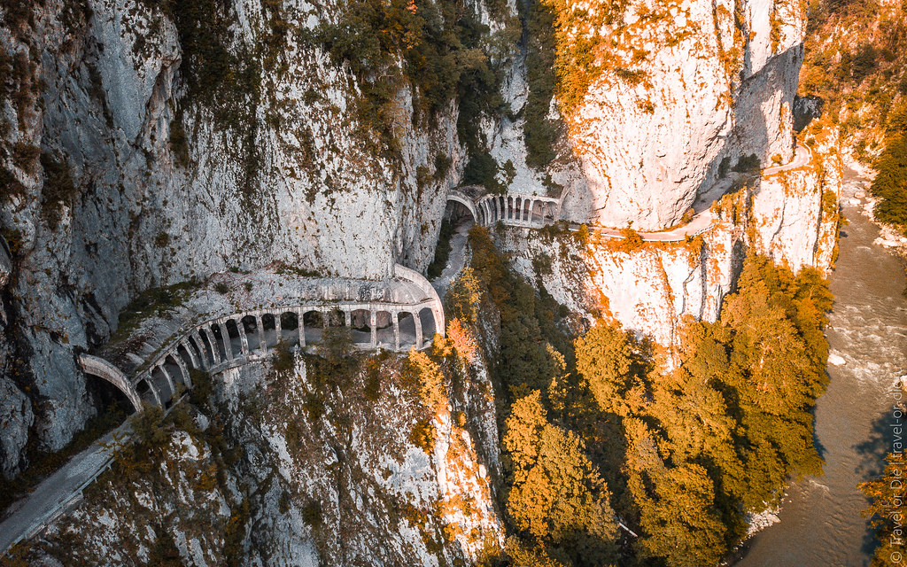 Одна из красивейших дорог в мире. Фото с сайта https://www.flickr.com/photos/135234970@N03/33760517938/in/album-72157704635790992/. Взято с Яндекс.Картинки