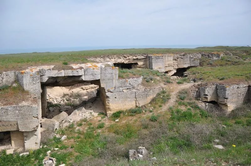 Ак-Монайские катакомбы в Крыму. Фото с сайта https://crimeaguide.com/gde-otdoxnut-na-azovskom-more-v-krymu/. Взято с Яндекс.Картинки