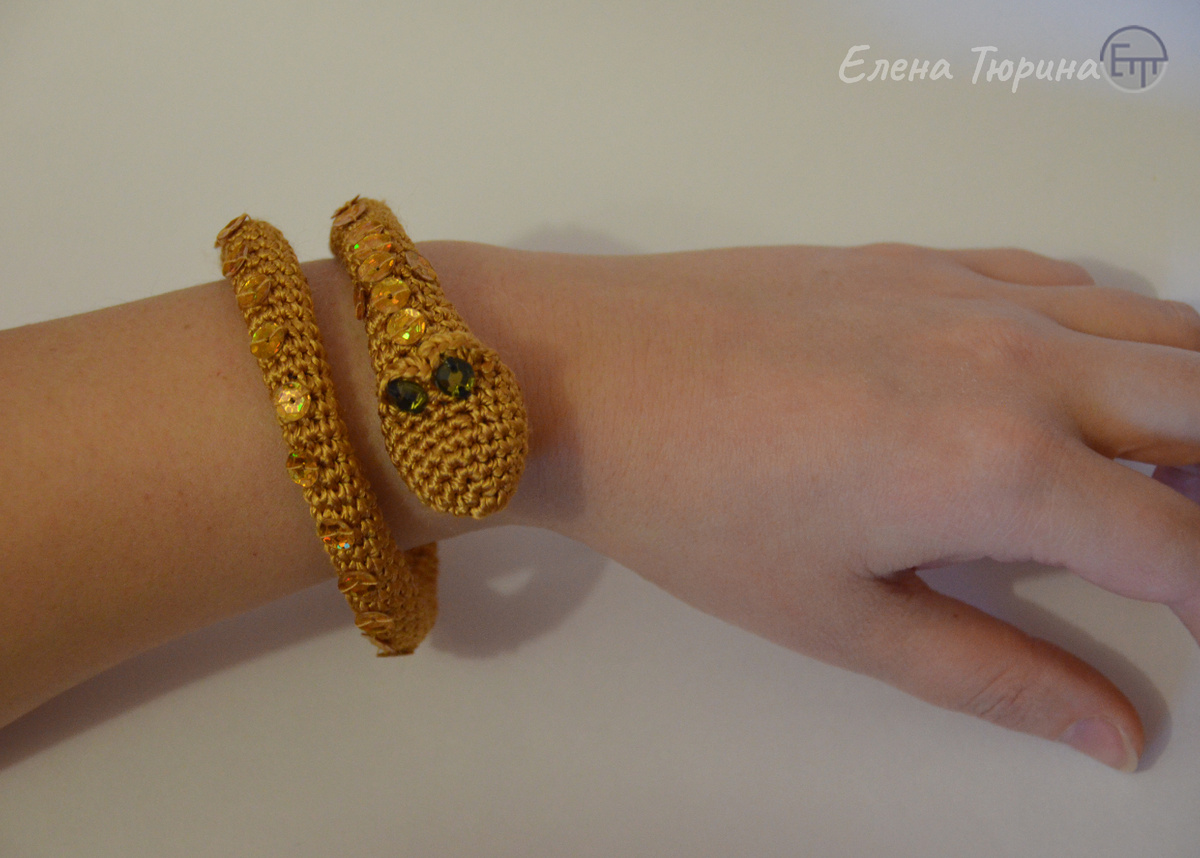 Демонстрация вязаного браслета " Золотая Змейка". Дизайнер Елена Тюрина