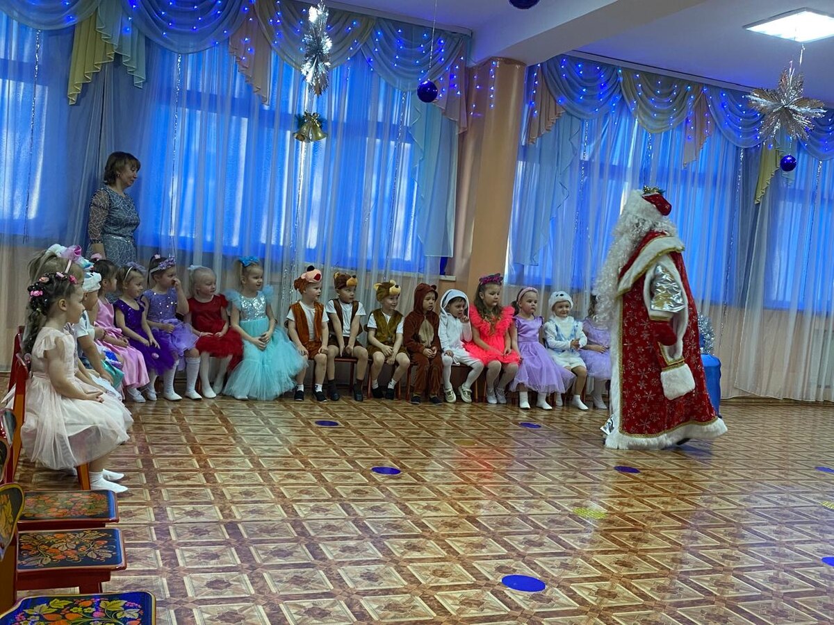 "Детичшки, а чем мы зажжем елку?"