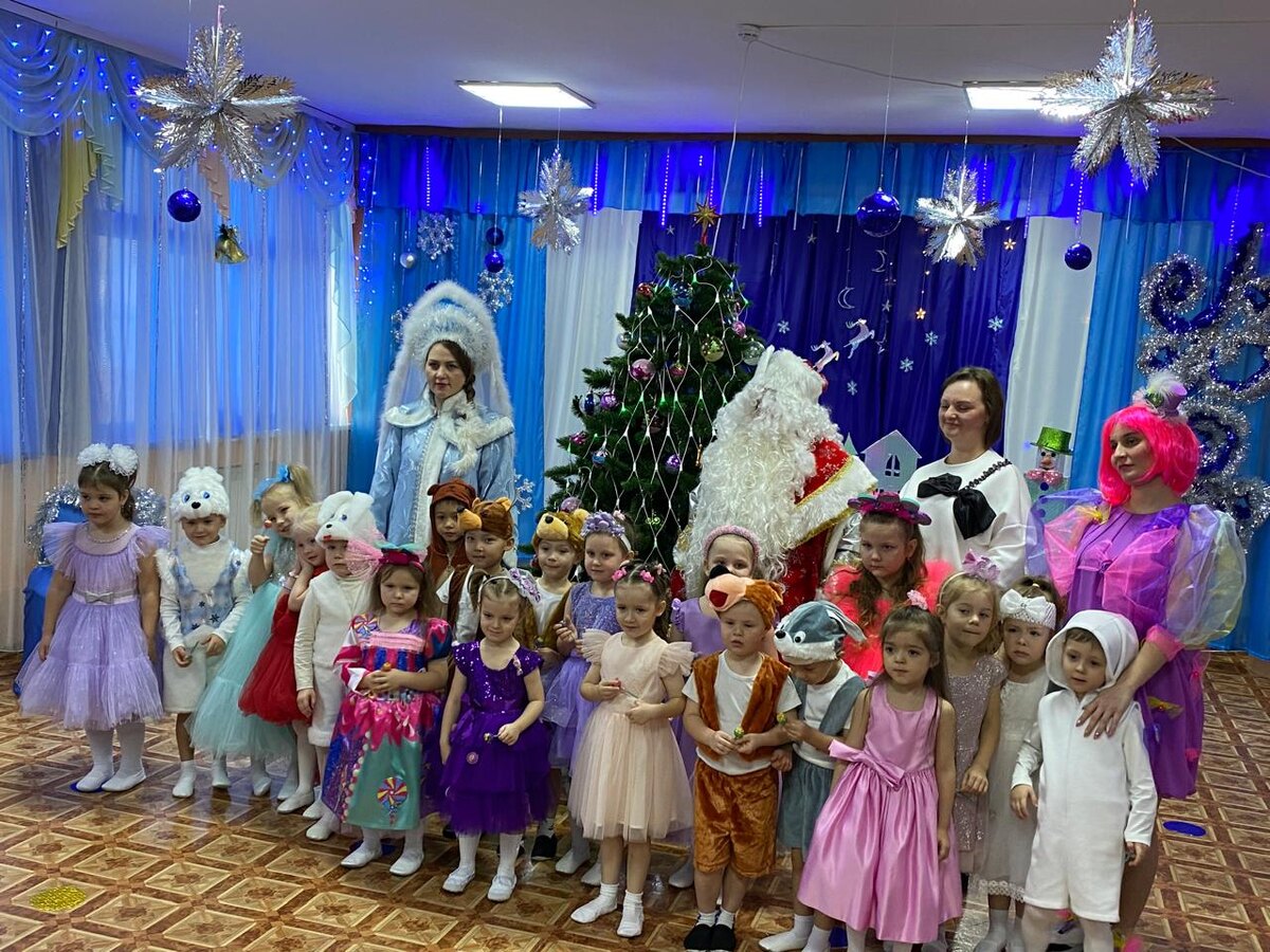 "Елочки на Новый год очень торопились, посмотрите-ка на нас, как мы нарядились!"