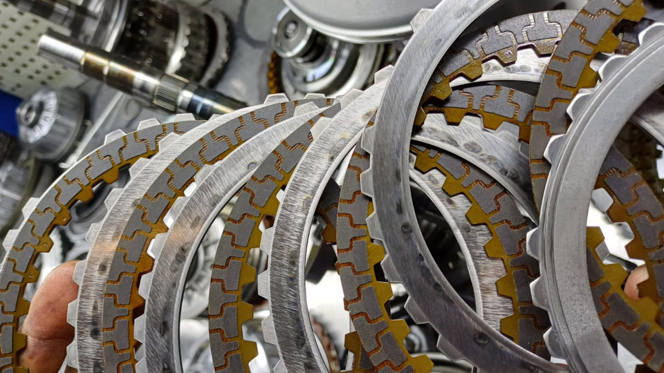 Пакет А, ответственный за старты с места – износ более 80%, стальные диски – в характерных пятнах от перегрева.