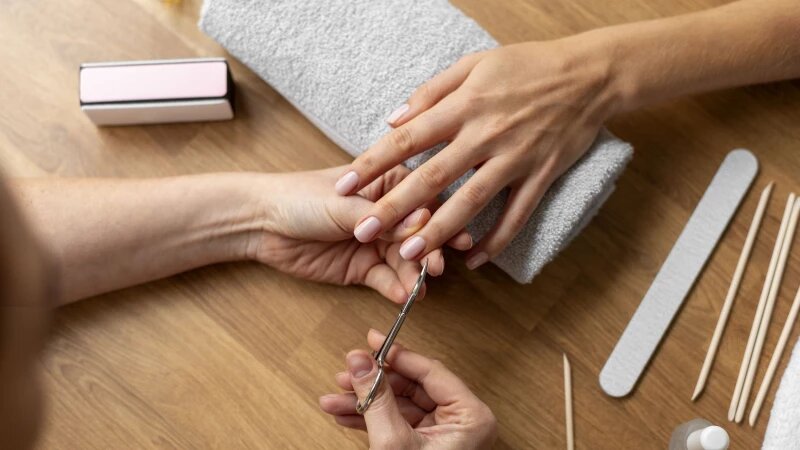     Мастер делает маникюр. Фото: ru.freepik.com, автор freepik.