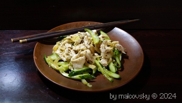 Салат огуречный с варёной курицей по-азиатски