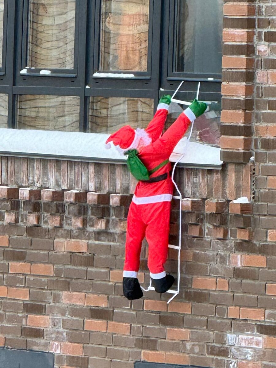 Дед Мороз уже в окно лезет...