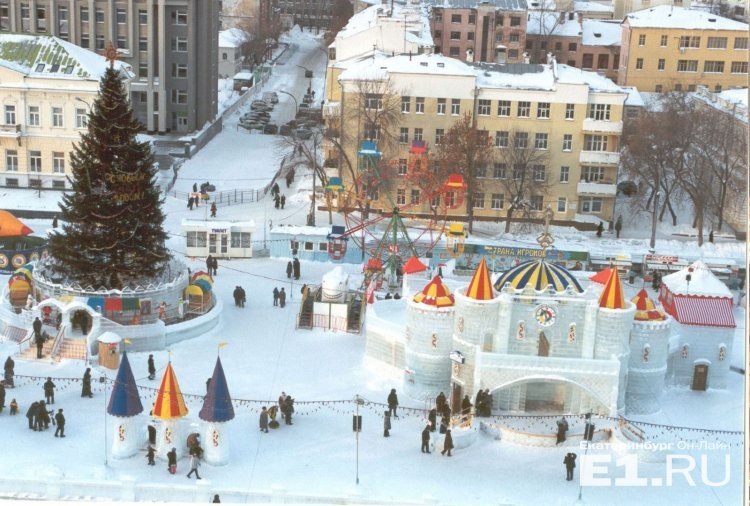 Ледовый городок на Площади 1905 года, 2001 год. Екатеринбург, с городского портала е1