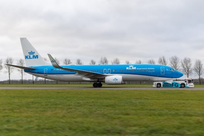  Тягач Taxibot буксирует Boeing 737 KLM с пассажирами в аэропорту Схипхол. Фото: аэропорт Схипхол