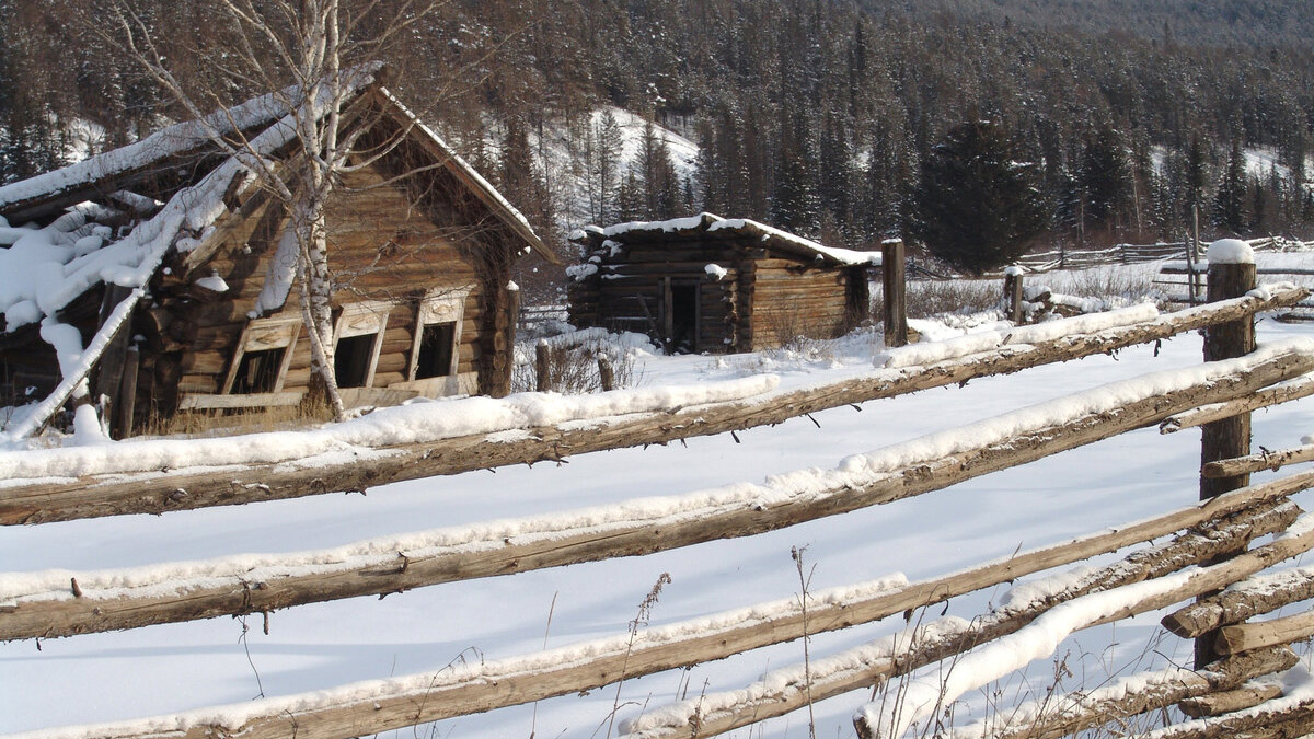 Заброшенные деревни вдоль дорог в  Иркутской области - обычный ныне пейзаж. Фото Константина Куликова 