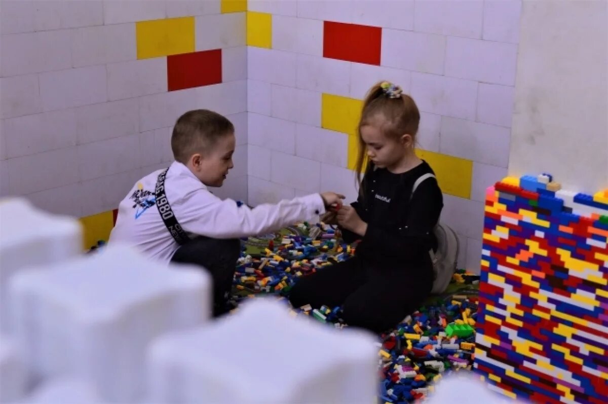    Алиханов: российские производители уже производят аналоги Барби и Лего