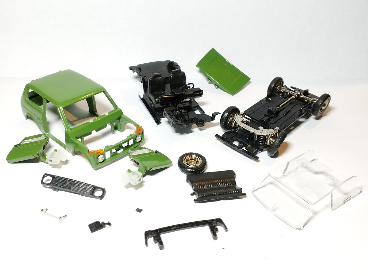 При покупке Нивы, вы покупаете набор деталей, из которых следует самостоятельно собрать машину (фото из Интернетов)