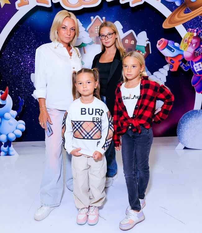 Дарья Сагалова с дочками 