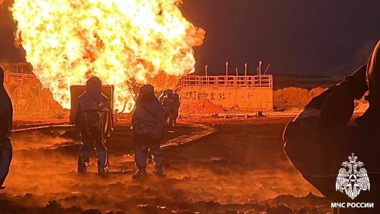    В Асекеевском районе продолжают тушить пожар на скважине Оренбуржье