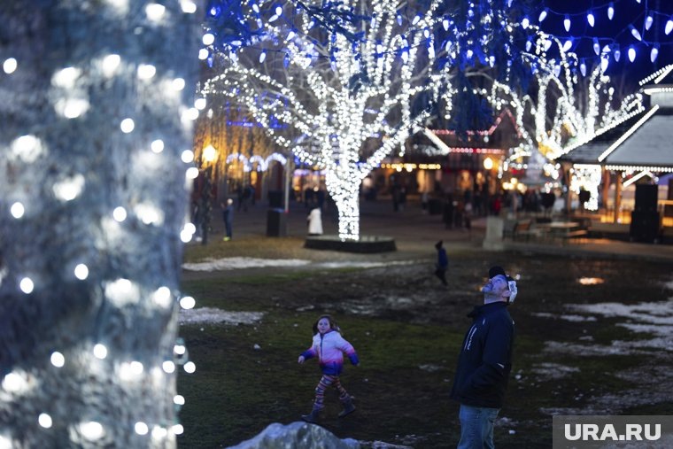 Люди фотографируются возле праздничных витрин универмага Macy's Фото:Jimin Kim/Global Look Press
