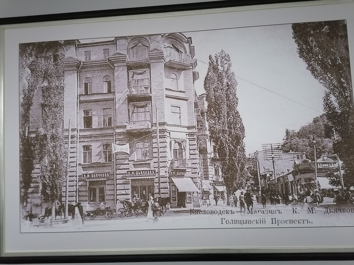 В лечебном корпусе санаторий "Крепость" по стенам развешаны стенды со старинными Старинные фото в санатории "Крепость". Из личного архива