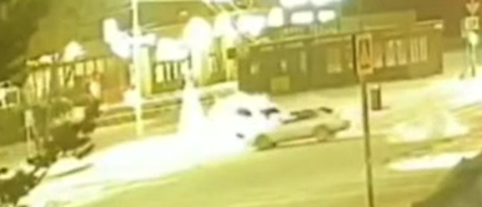    Сбил елку в Барнауле. Источник: Кадр из видео