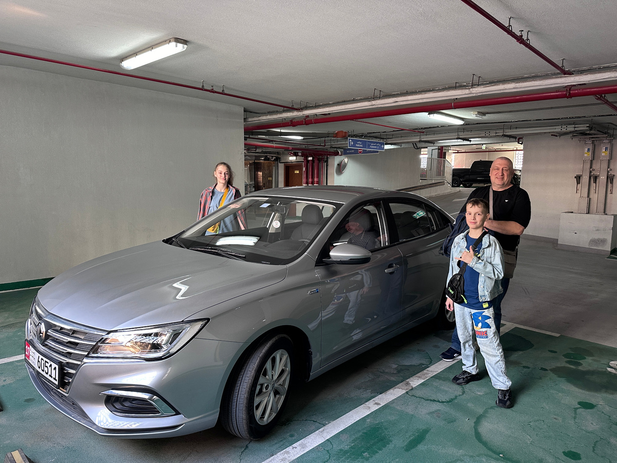 На парковке отеля