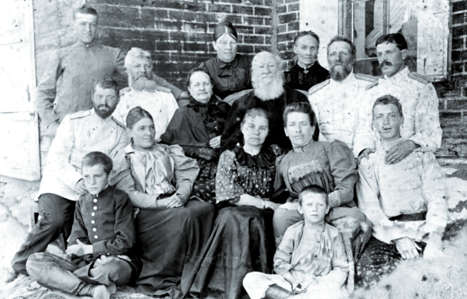 Юный герой повествования (стоит крайний слева) в кругу родных, 1897 г.