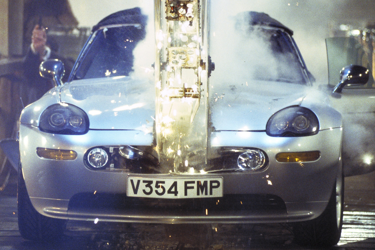    К счастью, ни одной настоящей Z8 при съемках не пострадало — да и физически не могло, потому что модель просто не была готова. Баварцы успели передать киношникам только один глубоко предсерийный прототип для статичных кадров, а все остальное делали специально построенные «дублеры», не имевшие вообще никакого отношения к BMW.   
Metro-Goldwyn-Mayer