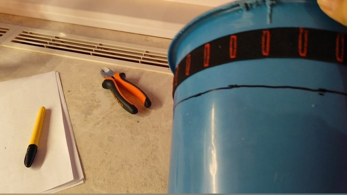 При этом применяла размеченную резинку для отверстий. 