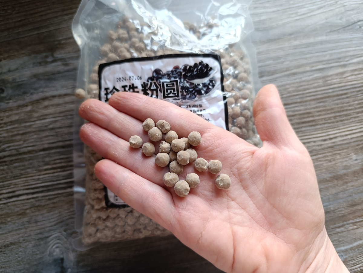 Тапиока содержит всего около 100-120 калорий на порцию, что делает ее отличным выбором для тех, кто следит за своим весом.Без глютена: Это идеальный вариант для людей с непереносимостью глютена или аллергией на пшеницу.Богата углеводами: Тапиока является хорошим источником энергии благодаря высокому содержанию углеводов.Легко усваивается: Она быстро переваривается и подходит даже для людей с чувствительным желудком.Не содержит жиров и холестерина: Это делает её полезным продуктом для поддержания здорового сердца.Источник витаминов и минералов: Хотя тапиока не богата витаминами и минералами, она всё же содержит небольшое количество кальция, железа и витамина B6.