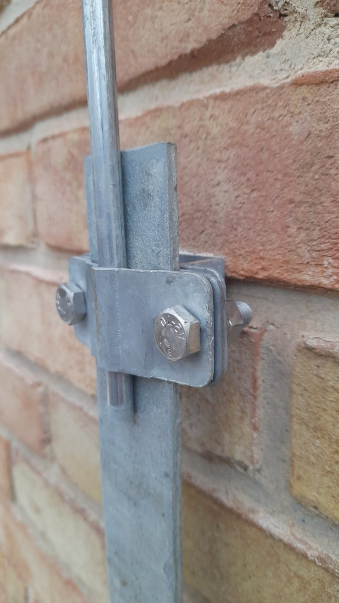 Рис 2. Соединение полоса-круг держателем проводника универсальным ДПУ-30ГЦ-01 с установкой на кирпичной стене