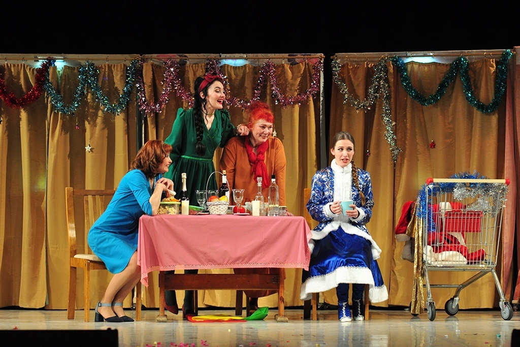    Новогоднюю комедию "Дуры мы, дуры" покажут по Дворце химиков 27 декабря. Режиссер спектакля - Михаил Комарицких.