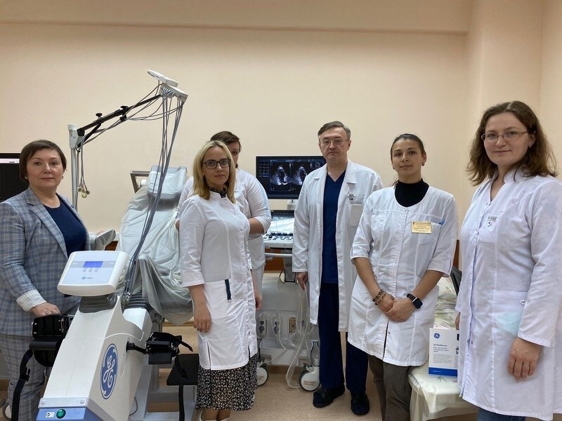 Голубенькая эмблема на оборудовании - "GE"