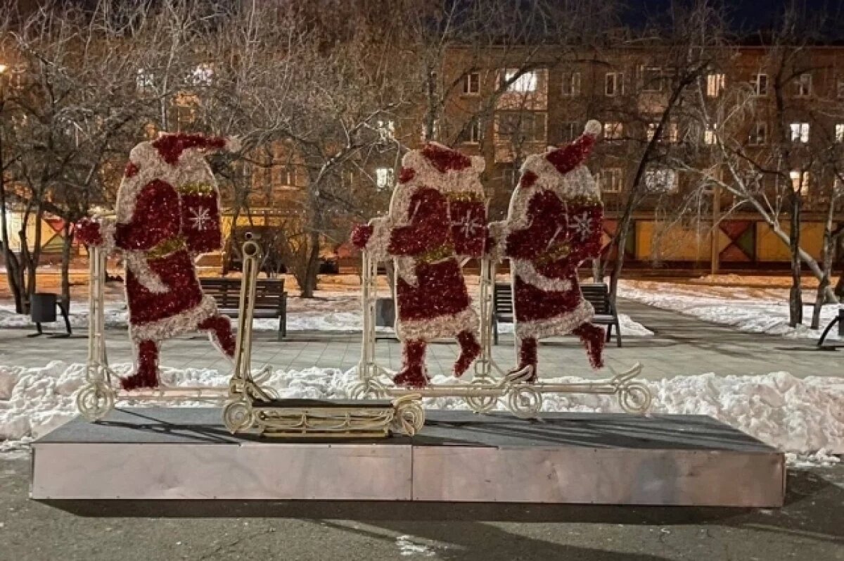    Световые композиции украшают улицы города.