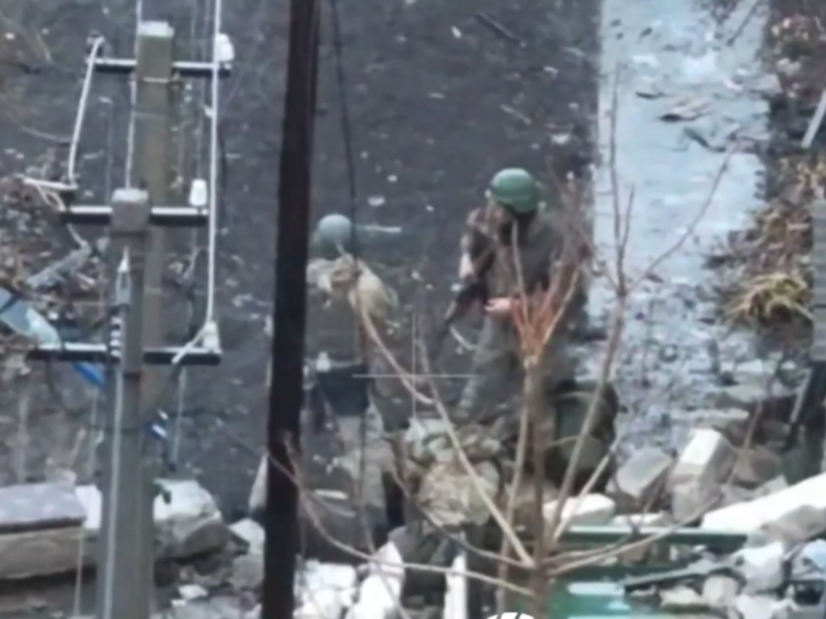    Военнослужащие ВС России при зачистке Курахово. Кадр из видео© РИА Новости