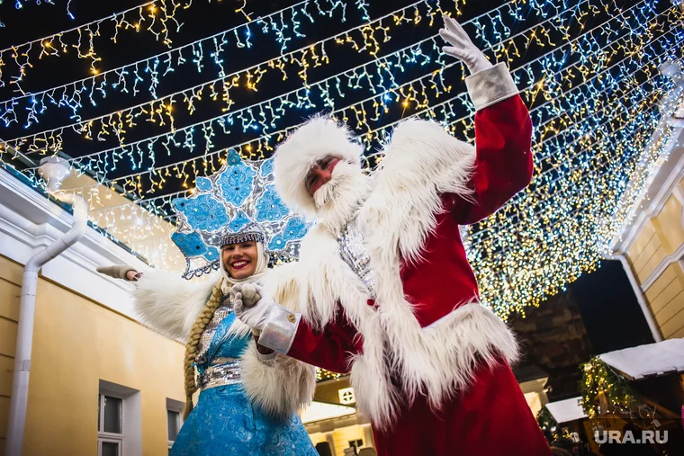 Почти на каждом празднике ожидается появление Деда Мороза и Снегурочки Фото: Наталья Чернохатова © URA.RU
