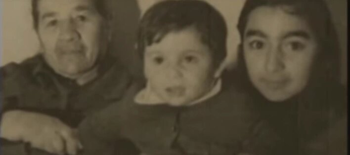 Фрунзик Мкртчян (в центре) в детстве