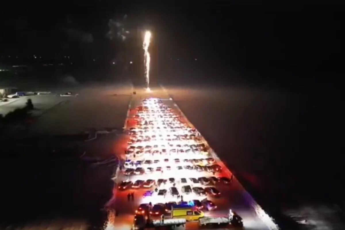    Новогоднюю ёлку из машин выстроили в Челябинской области