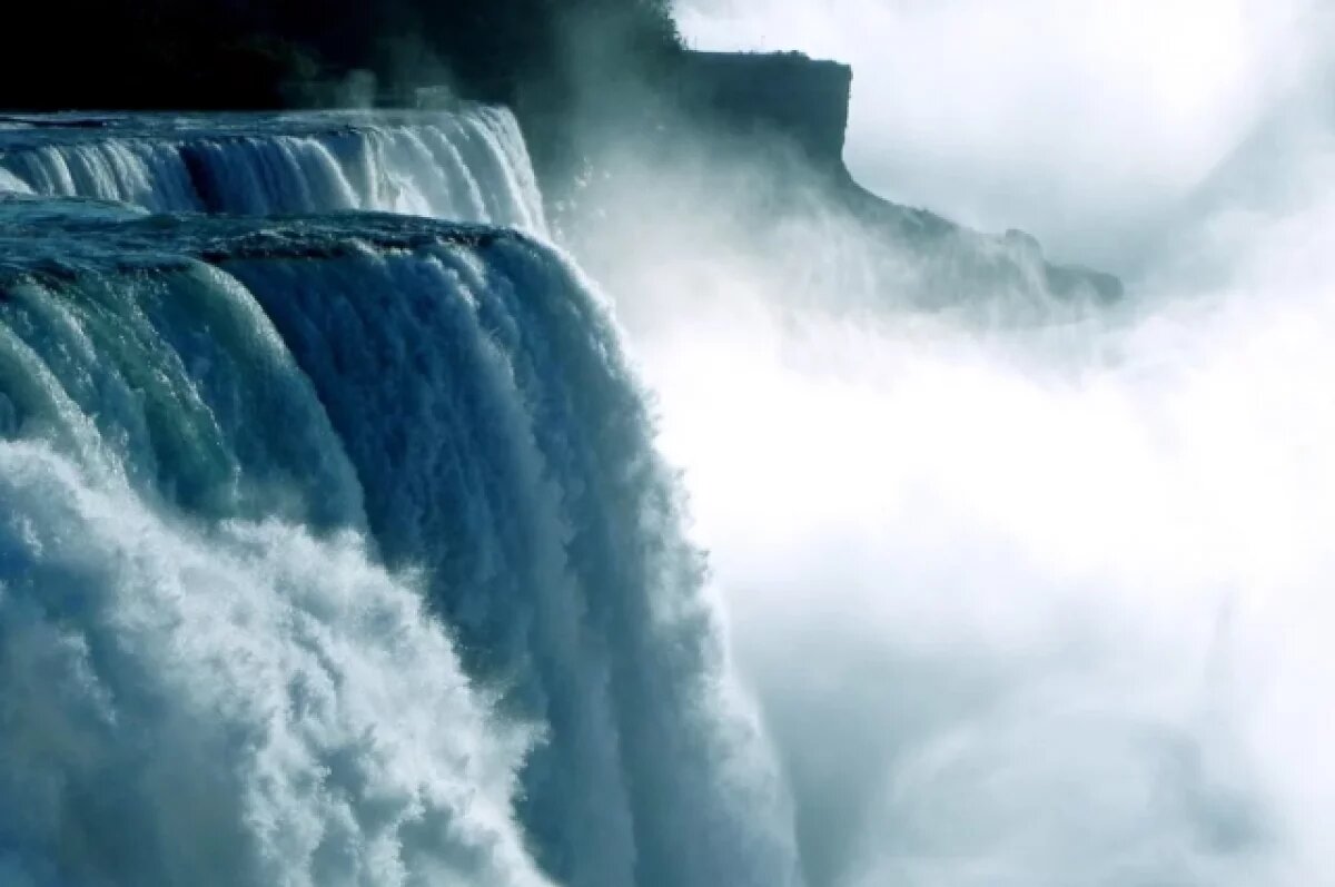    Россиянин сломал позвоночник, упав с 25-метрового водопада на Бали