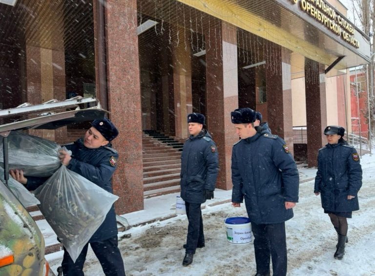    Оренбургский судебный пристав передал в зону СВО личный автомобиль «Шевроле Нива» Антон Пичурин