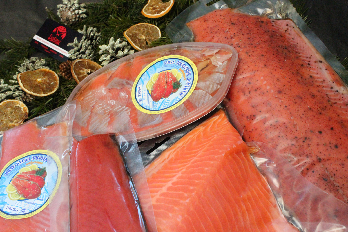 Слабосоленая и копченая рыба в магазине морепродуктов Fishstore