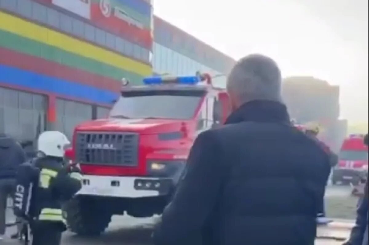    Меняйло приехал в район загоревшегося торгового центра во Владикавказе