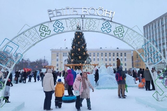    Ледовый городок – место притяжения горожан. Фото: Администрация Сыктывкара