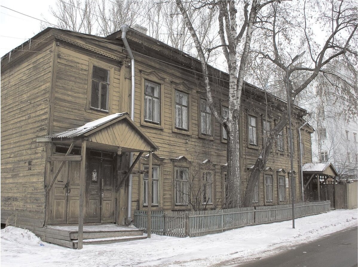 Ученый поселился в правом крыле, на втором этаже этого дома. Снимок от 1995-2000 годов. 