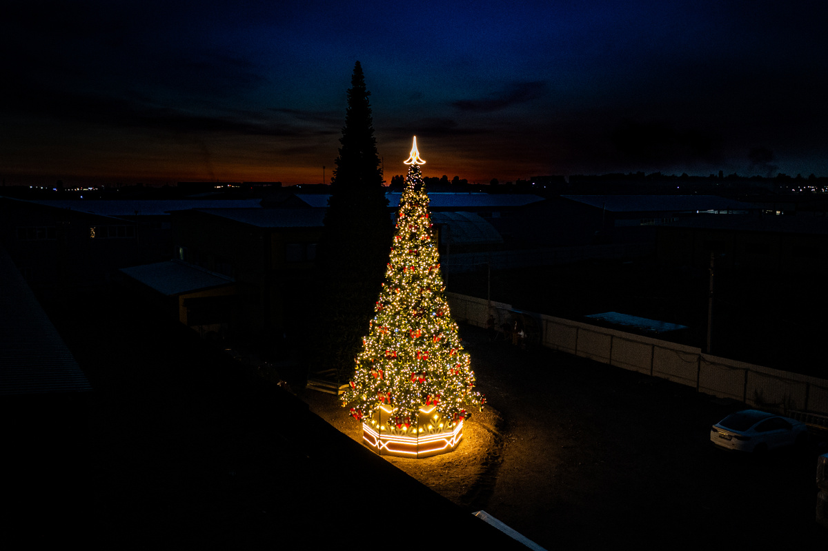 Искусственная ствольная ель «Нарядная», 12 метров