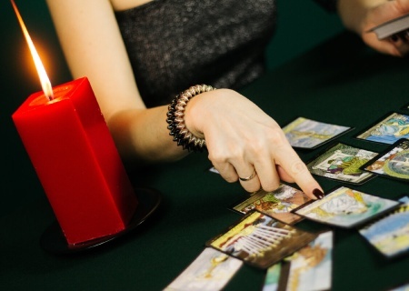    Жители России тратят на магов и колдунов больше, чем на продукты питания