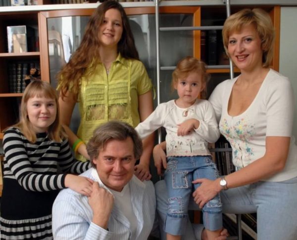    Стоянов со своей семьей, фото: дзен.ру