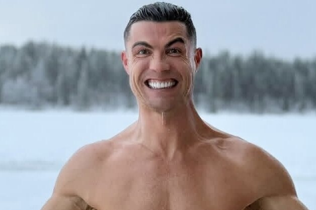     Криштиану Роналду разделся до плавок и окунулся в ледяную прорубь в Лапландии