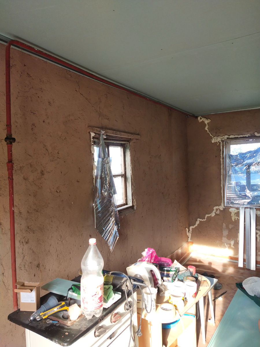 Тут уже сделали полы и потолок. Фото прямо "до" нет.