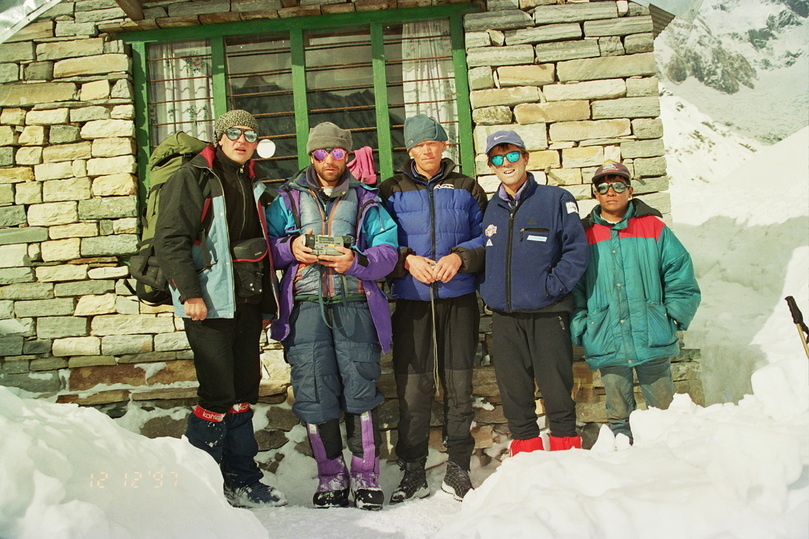     Под Аннапурной, у стен временного жилища