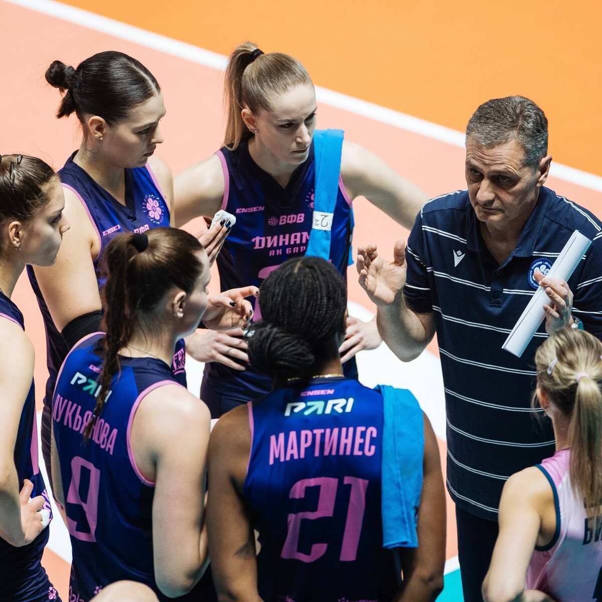 Во втором сезоне под руководством Зррана Терзича игроки понимают его намного лучше. Фото: волейбольный клуб "Динамо-Ак Барс"