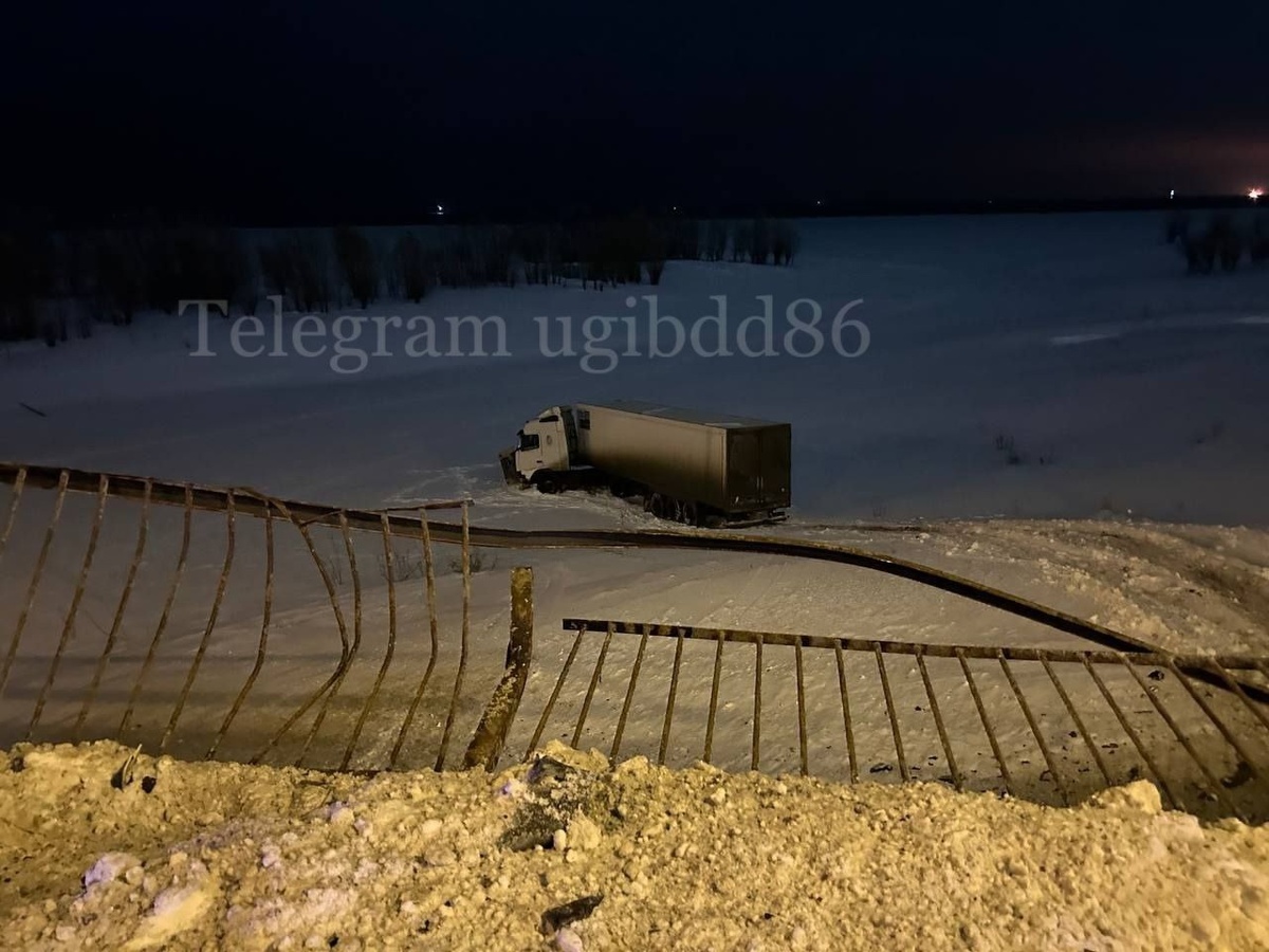    Причиной аварии с тремя погибшими в Нефтеюганске стал выезд на встречную полосу большегрузного автомобиля