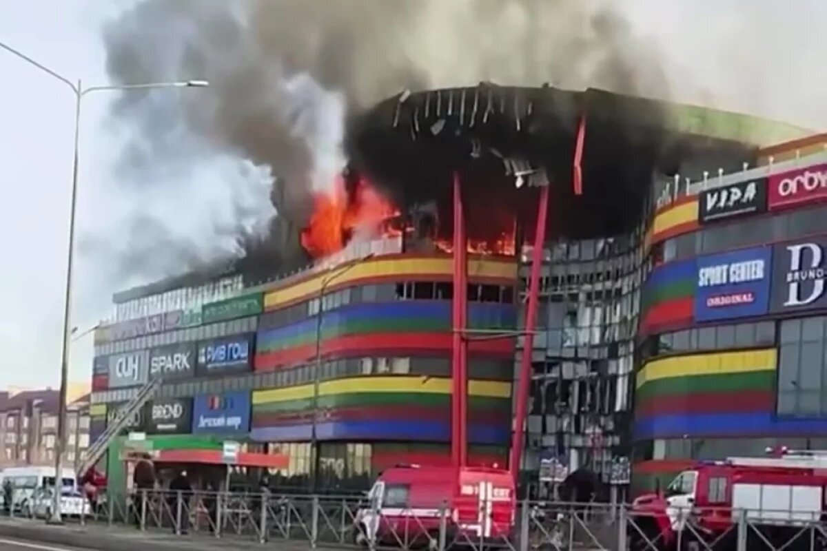    Дым над зданием было видно издалека.