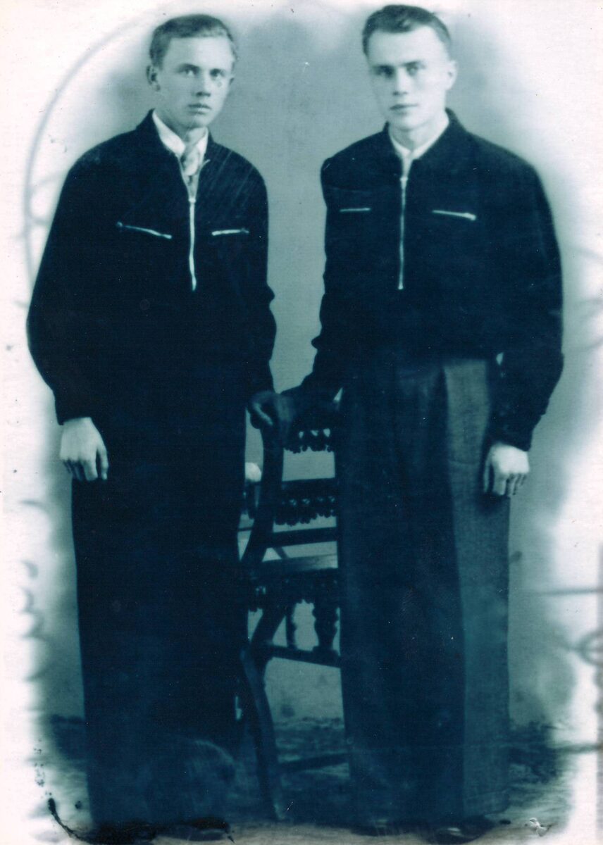 Два будущих Заслуженных — геолог и ветеринарный врач (брюки свои, куртки взяли на время у друзей)