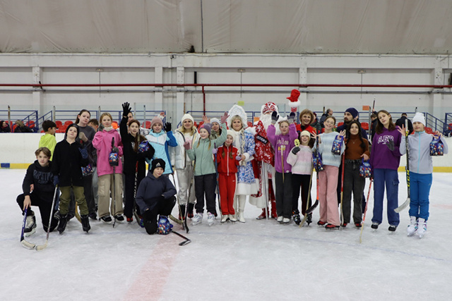 В Твери полицейский Дед Мороз поставил школьников на коньки